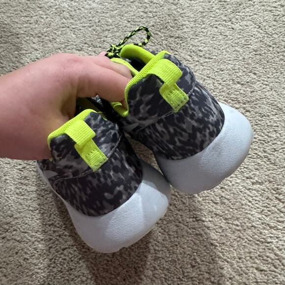 Nike Roshe Run Gray Camo w/ Neon Green Sneakers Women's Size 7.5 Running Shoes - Picture 4 of 11
